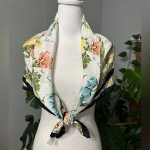 🧣 100% Polyester beautiful scarf measurements 35X35 great condition.